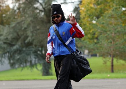 The moment +: Jules Koundé, “the boss” of fashion among the Blues