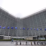 The European Commission fines Google 890 million, at the risk of provoking the wrath of Trump