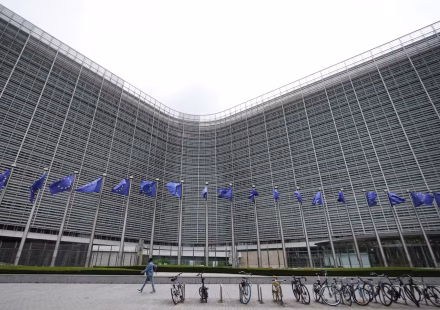 The European Commission fines Google 890 million, at the risk of provoking the wrath of Trump