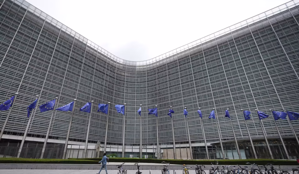 The European Commission fines Google 890 million, at the risk of provoking the wrath of Trump