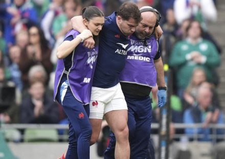 XV of France: Antoine Dupont confirms the rupture of the cruciate ligaments in his right knee