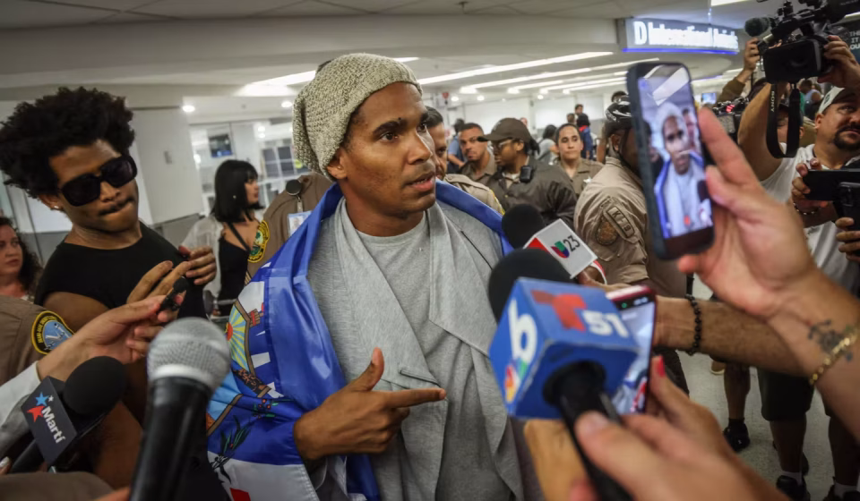 The artist Luis Manuel Otero Alcantara, figure of Cuban dissidence, goes into exile in Miami