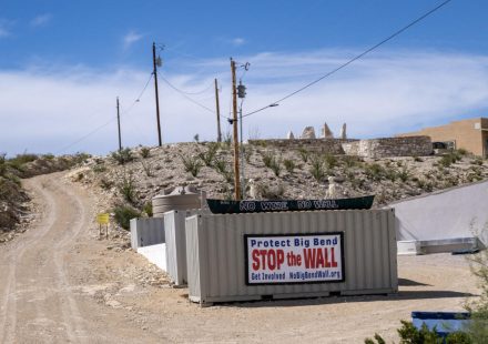 In Texas, Donald Trump suspends the controversial project for a wall on the Mexican border