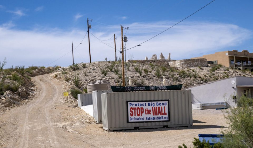 In Texas, Donald Trump suspends the controversial project for a wall on the Mexican border