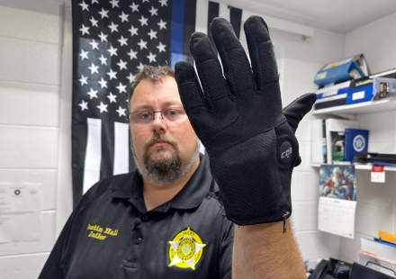 ICE, the US immigration police, equips its agents with electric gloves, raising concerns about possible abuse