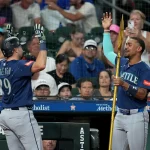Mariners hang on for a 3-2 win over the Astros as Raleigh, Arozarena go deep