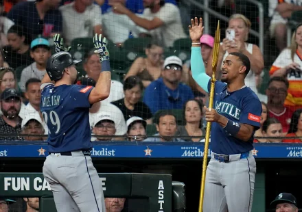 Mariners hang on for a 3-2 win over the Astros as Raleigh, Arozarena go deep
