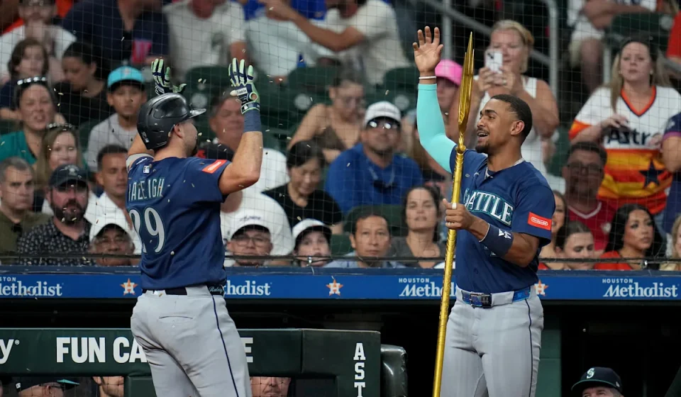 Mariners hang on for a 3-2 win over the Astros as Raleigh, Arozarena go deep