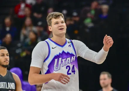 Former Lakers Champion Takes A Shot At Deandre Ayton In The Wake Of Walker Kessler Trade