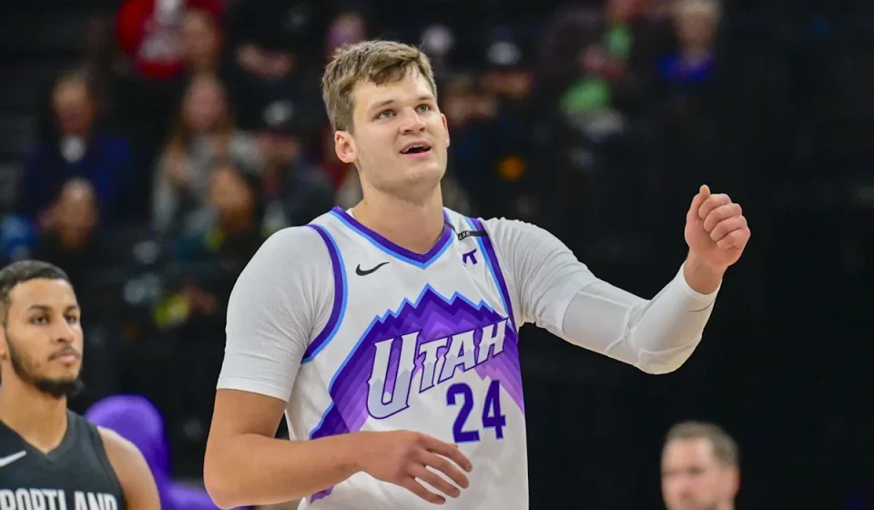 Former Lakers Champion Takes A Shot At Deandre Ayton In The Wake Of Walker Kessler Trade