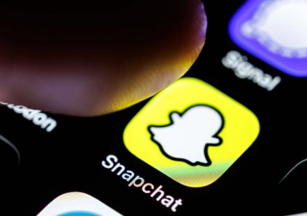 The editorial eye. Editorial. Social networks: constrain rather than prohibit