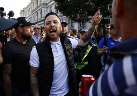 What is the Patriot Platform, at the origin of the anti-migrant protests in the United Kingdom?