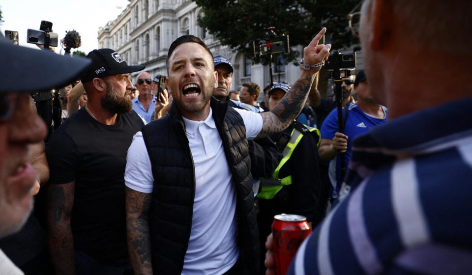 What is the Patriot Platform, at the origin of the anti-migrant protests in the United Kingdom?