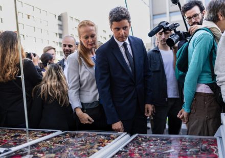 Mussels, fries and politics: presidential atmosphere at the Lille clearance sale