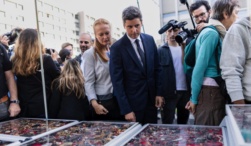 Mussels, fries and politics: presidential atmosphere at the Lille clearance sale