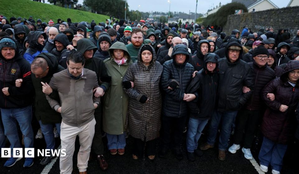 Drumcree: NI Secretary of State calls for 'compromise' as Orange Order march blocked by protesters - BBC