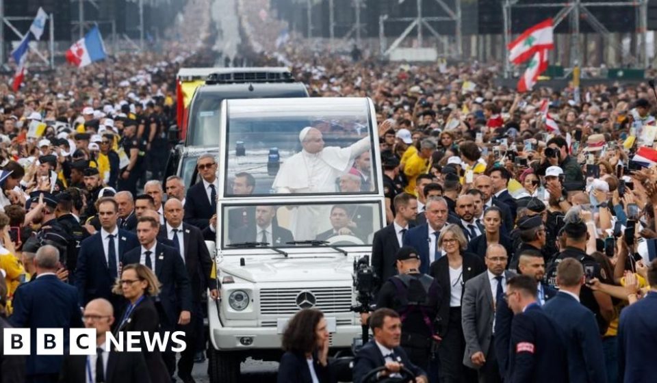 Huge crowds greet Pope in Paris before open-air mass - BBC News Africa