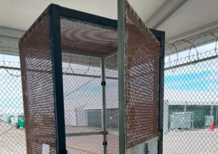 Migrants were locked in mesh mini-cells in Florida, an “unprecedented” practice in the United States
