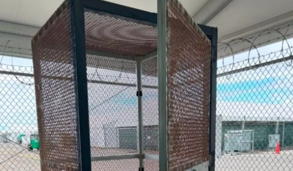 Migrants were locked in mesh mini-cells in Florida, an “unprecedented” practice in the United States