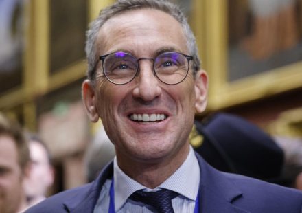 After weeks of quarrel, the new French ambassador in Washington obtains his approval