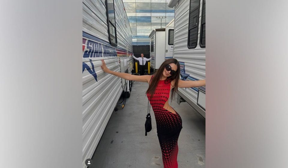 Emily Ratajkowski's VMA manicure shows off her boyfriend Romain Gavras' initials