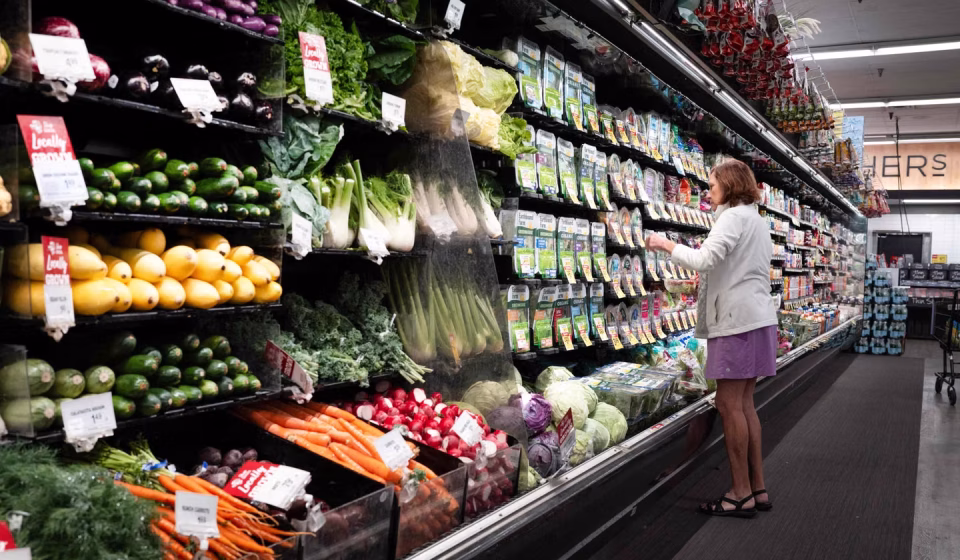 In the United States, high inflation is straining the purchasing power of Americans