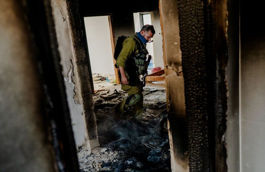 100 Israeli settlers once again chased a Palestinian family from their home. Netanyahu blamed ‘handful of rioters’ 100 Israeli settlers once again chased a Palestinian family from their home. Netanyahu blamed 'handful of rioters'