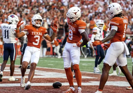 No. 1 Texas cruises past UTSA in final tuneup before beginning SEC play