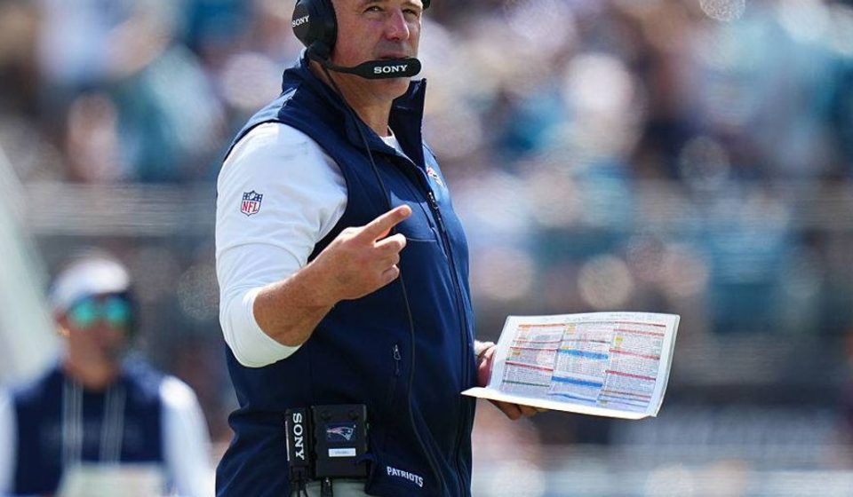 Mike Vrabel uses golf analogy to explain Drake Maye's struggles
