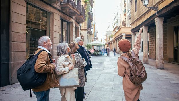 How much should you actually tip on a “free” walking tour? - bbc.com