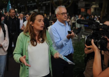 Policy. At the Lille flea market, the presidential election takes place between mussels and fries and flea market