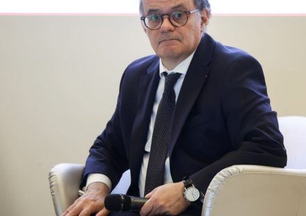 Policy. Accused by LFI, the Banque de France denies selling French debt on the markets
