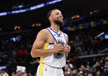 Steph Curry takes discount and signs 2-year extension with Warriors