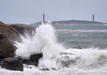 Nor'easter brings heavy rain and wind to the US East Coast