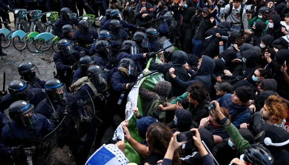 Parisian police disperse thousands of people protesting against school conditions