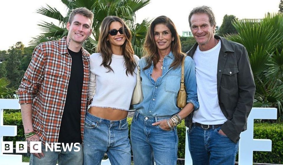 Cindy Crawford ‘beyond heartbroken’ after son Presley’s death at 27 – BBC News Africa Cindy Crawford 'beyond heartbroken' after son Presley's death at 27 - BBC News Africa