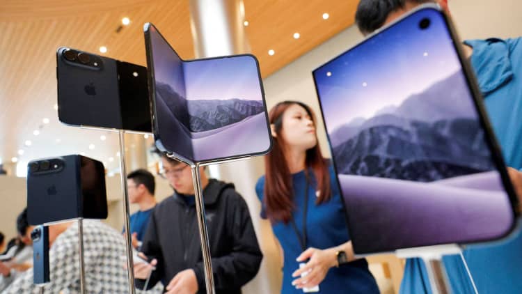 Apple’s iPhone Duo launch in China attracts scalpers to Beijing Apple's iPhone Duo launch in China attracts scalpers to Beijing