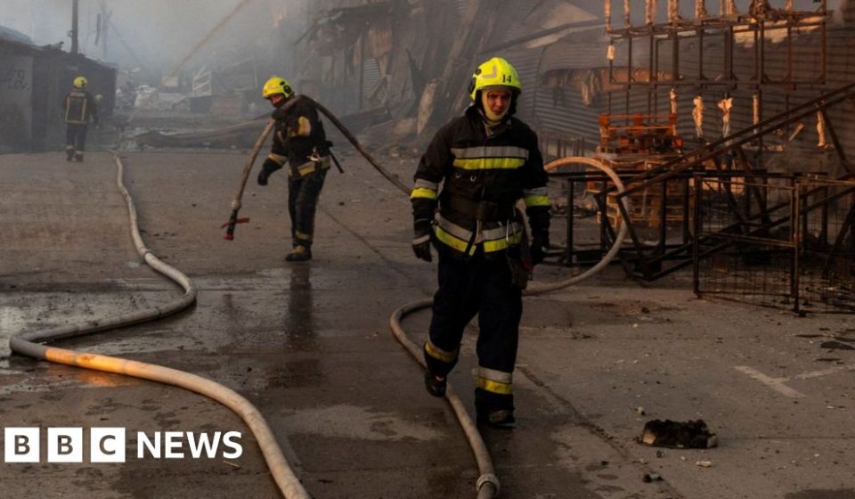 Ukraine: at least 15 dead after large-scale Russian strikes - BBC News Africa