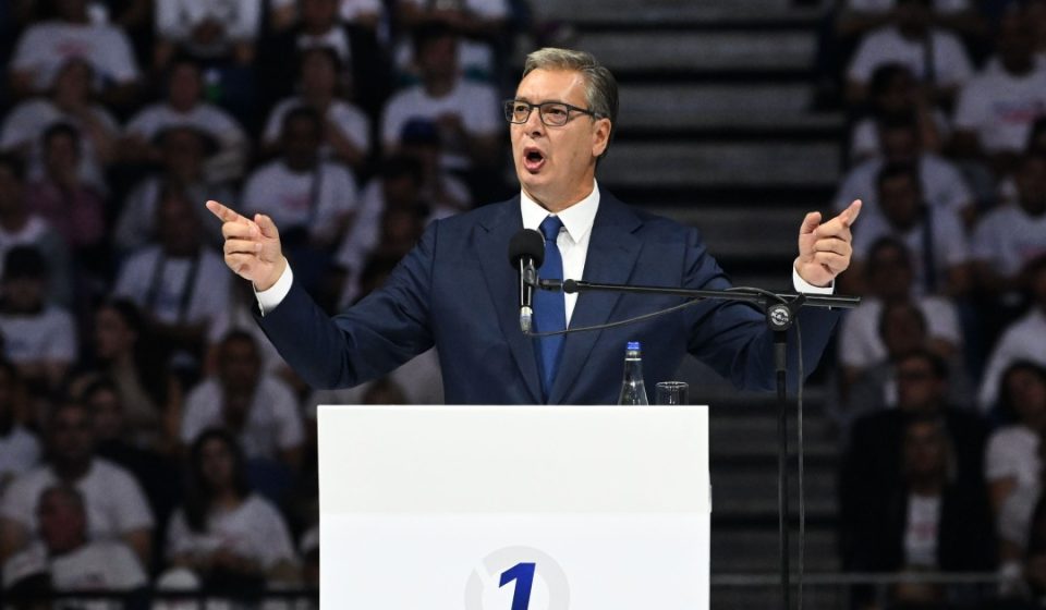 Thousands support Vucic as he launches campaign