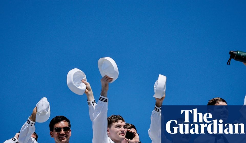 Thousands gather to welcome tired USS Lincoln sailors after difficult time at sea | American military
