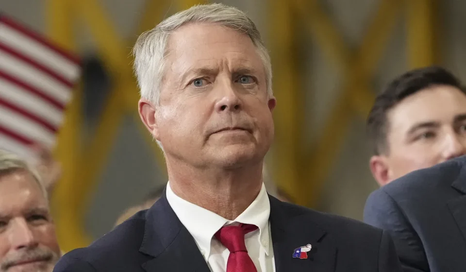 Top Trump aide enlisted to save Kansas senator's campaign