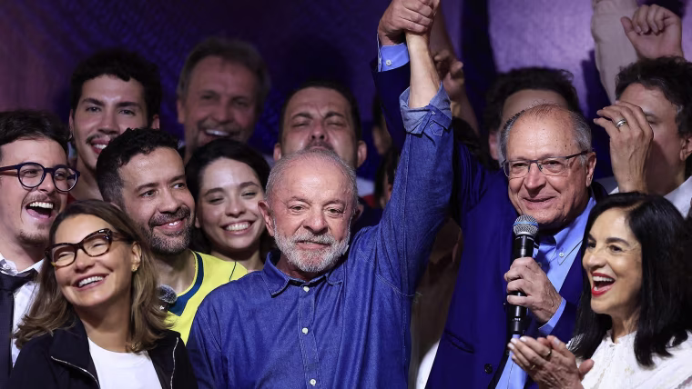 Flavio Bolsonaro flees to US after losing Brazil election, sources say Flavio Bolsonaro flees to US after losing Brazil election, sources say