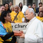 Pope salutes activists supporting migrants at Chicago ICE detention center