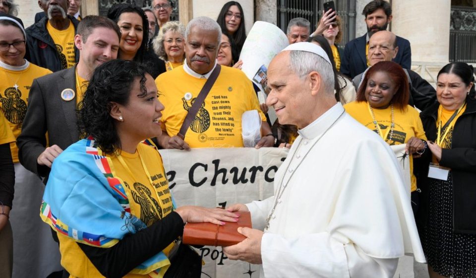 Pope salutes activists supporting migrants at Chicago ICE detention center
