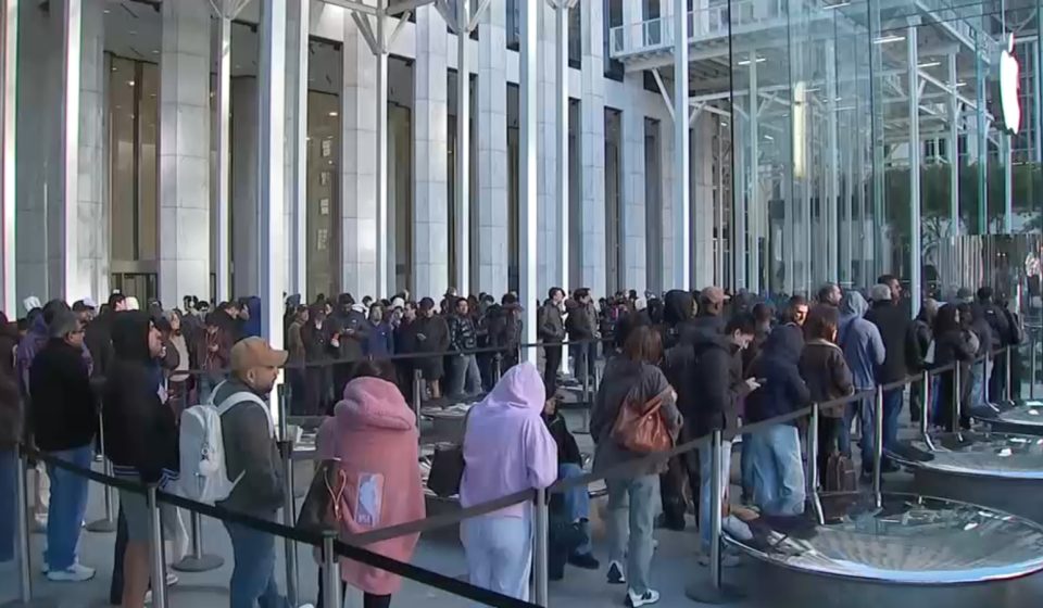 Lines surround Apple’s Fifth Avenue flagship store in Midtown for the release of the new iPhone Duo Lines surround Apple's Fifth Avenue flagship store in Midtown for the release of the new iPhone Duo