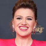 Kelly Clarkson says a Brooklyn store snubbed her. The store said the item she wanted was not for sale.