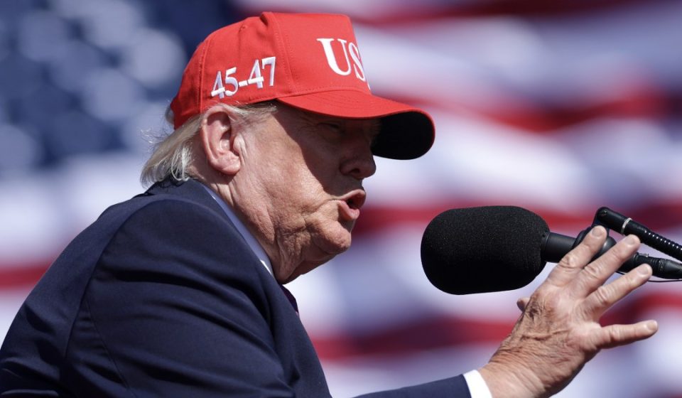 Trump says federal officials who leak to media 'should be shot'