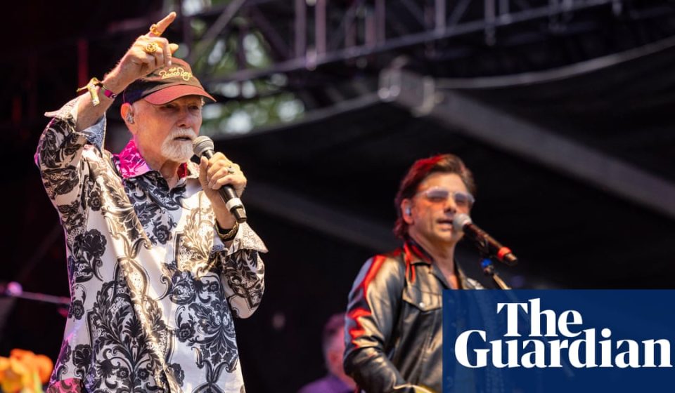 Beach Boys' Mike Love returns to stage despite 'serious health problems' | Beach Boys