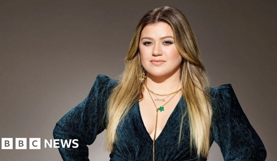 Brooklyn novelty store reeling from 'surreal' argument with Kelly Clarkson over mechanical bird