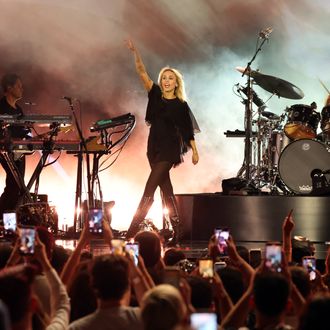 Miley Cyrus responds to Hollywood Bowl Show criticism